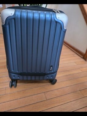 Hardshell Carry-On Travel Suitcase in Navy Blue